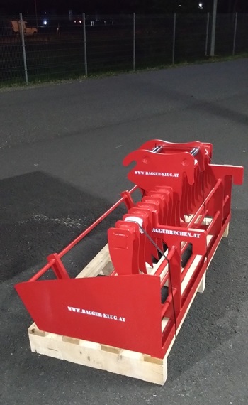 löffelkiste in rot mit baggerrechen